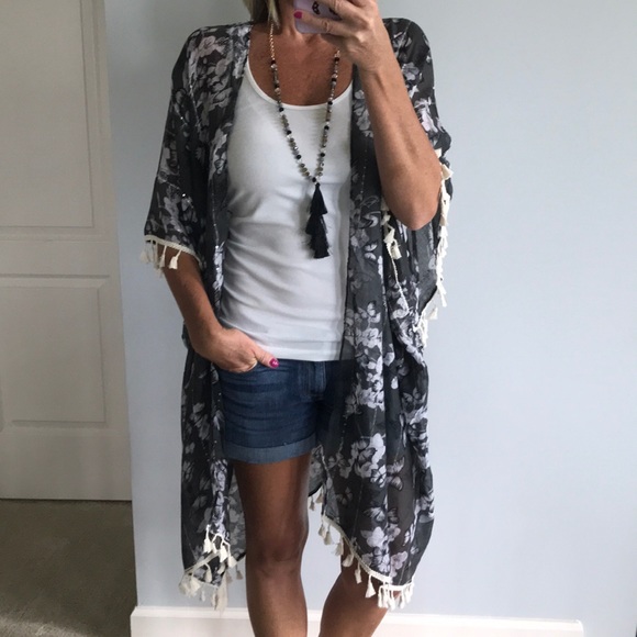 Accessories - ♥️LAST 1♥️Floral Print Kimono